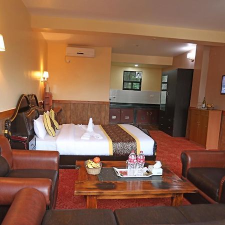 Grand Shivalaya Hotel And Restro Pokhara Buitenkant foto
