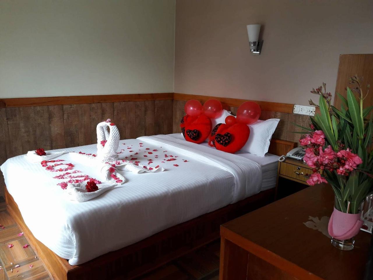 Grand Shivalaya Hotel And Restro Pokhara Buitenkant foto